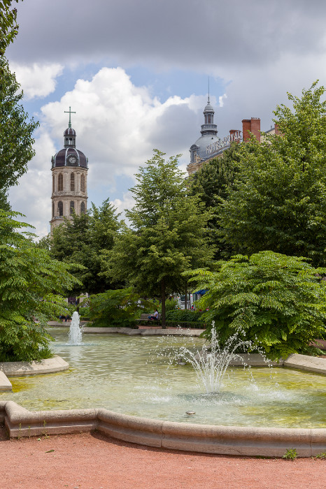 Fontaine avec bassin traditionnel place Bellecour 3